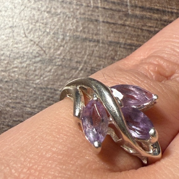 Elegant Silver and Purple Leaf Ring Size 7 - Picture 8 of 8
